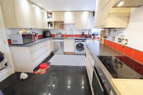 12 Lake Close, Byfleet, West Byfleet, KT14 7AE
