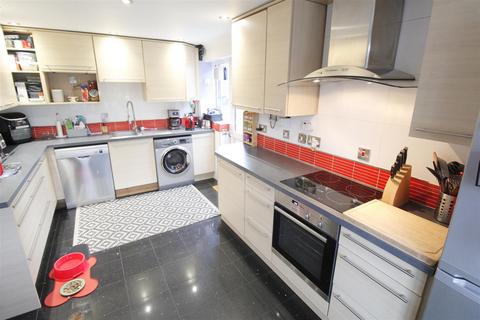 12 Lake Close, Byfleet, West Byfleet, KT14 7AE
