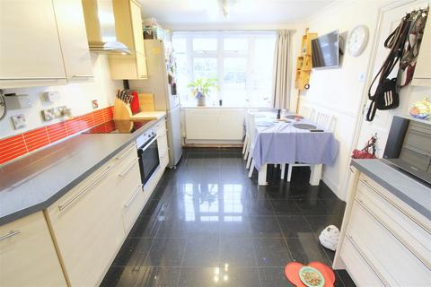 12 Lake Close, Byfleet, West Byfleet, KT14 7AE