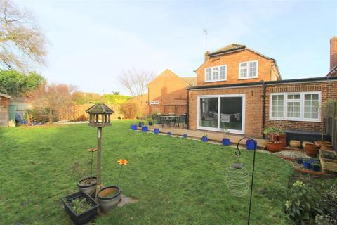 12 Lake Close, Byfleet, West Byfleet, KT14 7AE