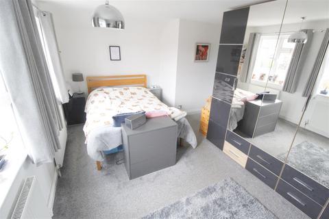 12 Lake Close, Byfleet, West Byfleet, KT14 7AE