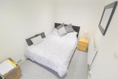 12 Lake Close, Byfleet, West Byfleet, KT14 7AE