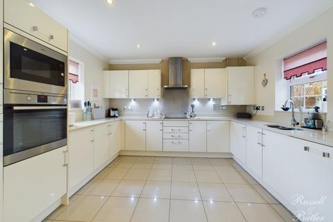 4 bedroom detached house for sale, Twickenham Road, Buckingham