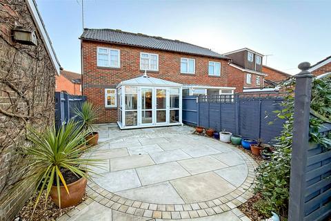 4 Coniston Way, Littlehampton, BN17 6SR