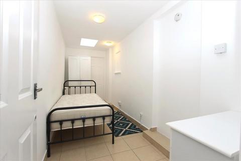 Studio to rent, Haselbury Road , London, N9