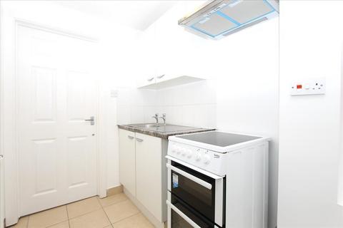 Studio to rent, Haselbury Road , London, N9