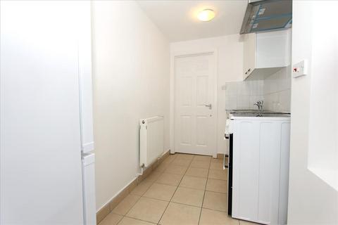 Studio to rent, Haselbury Road , London, N9