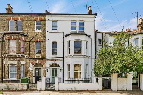 3 bedroom flat to rent, Haycroft Road, London SW2