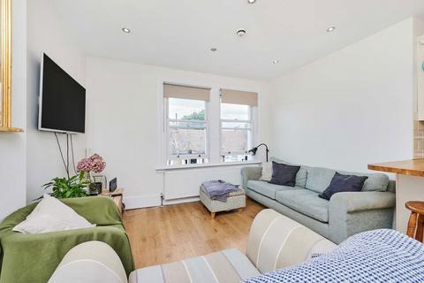 3 bedroom flat to rent, Haycroft Road, London SW2