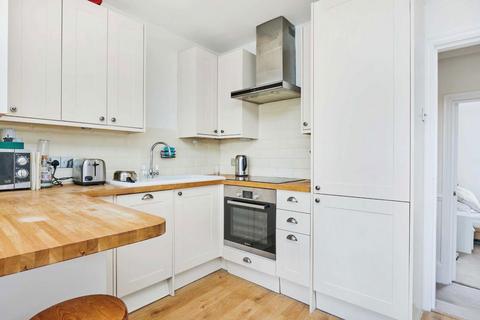 3 bedroom flat to rent, Haycroft Road, London SW2