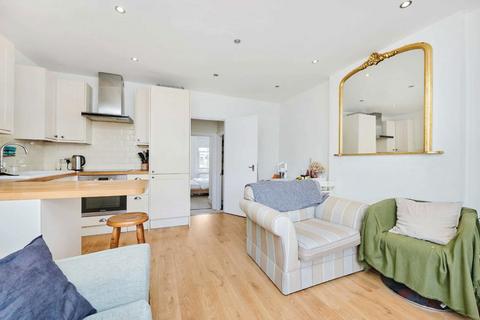 3 bedroom flat to rent, Haycroft Road, London SW2