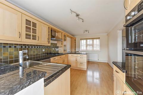 4 bedroom detached house for sale, Primrose Way, Romsey, Hampshire