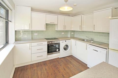 3 bedroom flat to rent, Weetwood Lane, Weetwood, Leeds, LS16