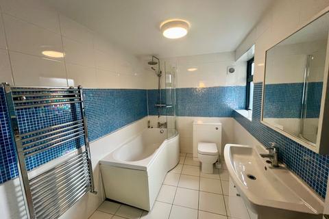 3 bedroom flat to rent, Hollies Park Court, Weetwood Lane, Weetwood, Leeds, LS16