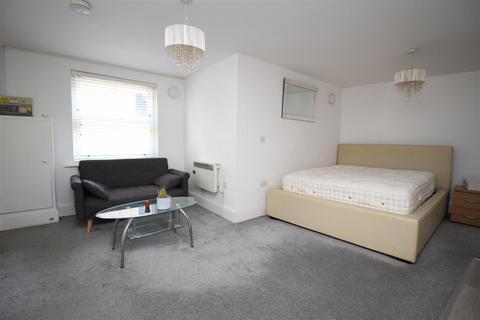 Studio to rent, Marlowe Avenue, Canterbury