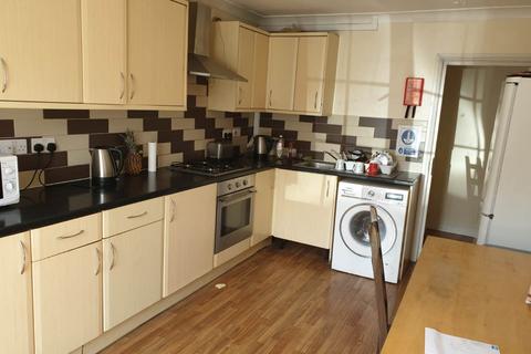 6 bedroom terraced house to rent, East Avenue, Hayes