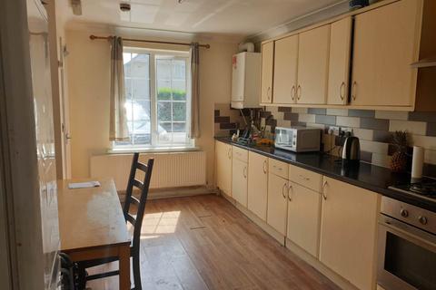 6 bedroom terraced house to rent, East Avenue, Hayes