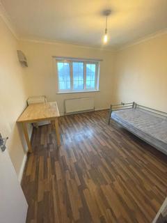 6 bedroom terraced house to rent, East Avenue, Hayes