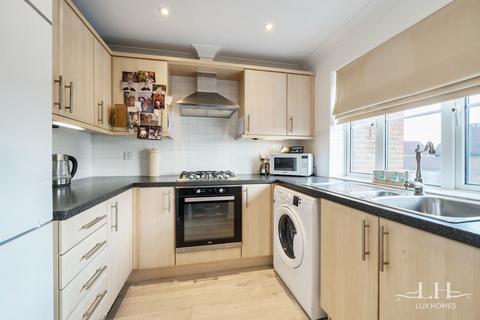 4 Cavendish Gardens, Aveley, South Ockendon, RM15 4HW