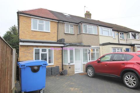 7 bedroom end of terrace house to rent, Hornchurch RM12