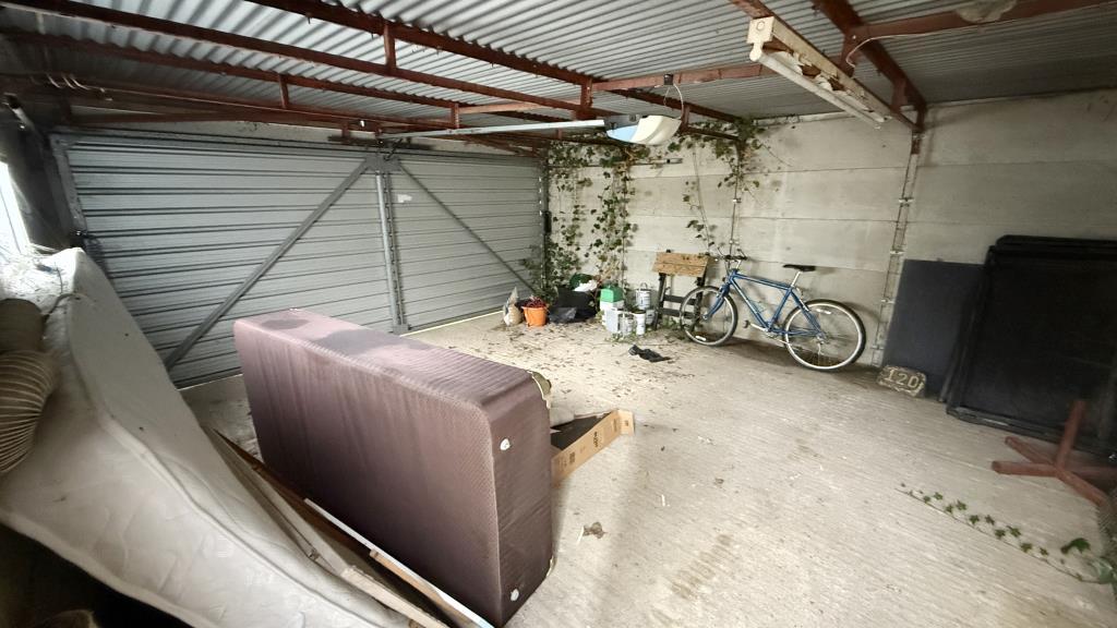 Detached garage (interna L)