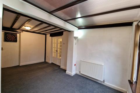 3 bedroom end of terrace house to rent, Kynaston Crescent, Wolverhampton WV8