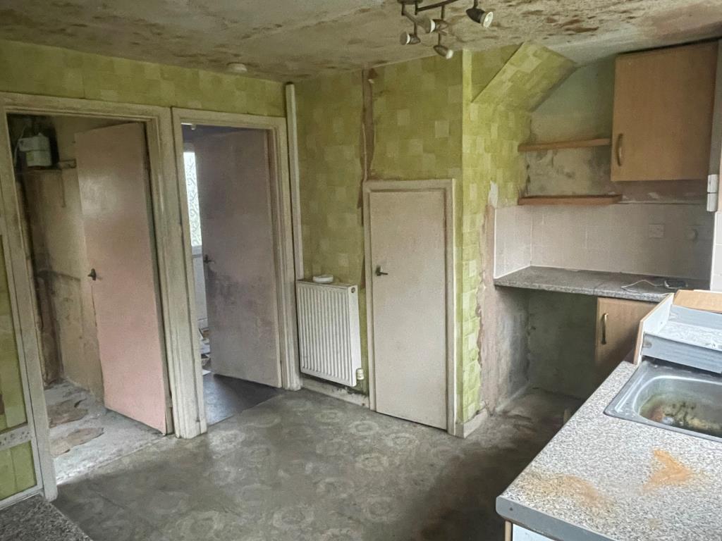 Kitchen with units in poor condition