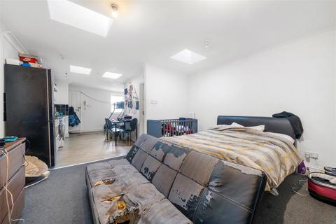 Studio for sale, Maple Road, London