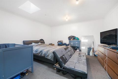 Studio for sale, Maple Road, London