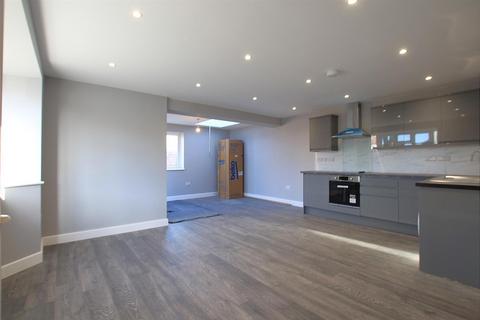 2 bedroom detached house to rent, West Way, Heston TW5