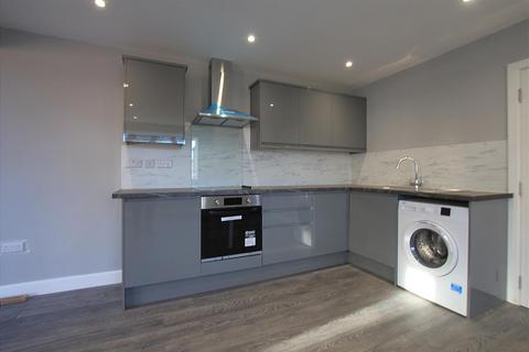 2 bedroom detached house to rent, West Way, Heston TW5