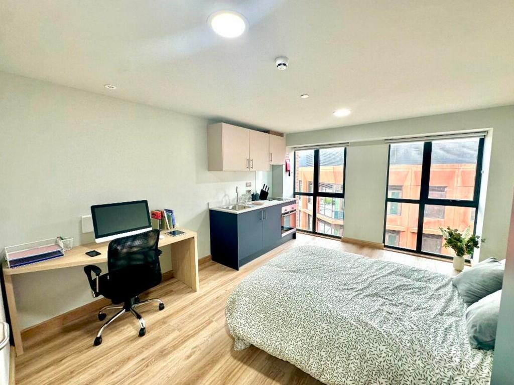 A spacious and bright large double bedroom feat...