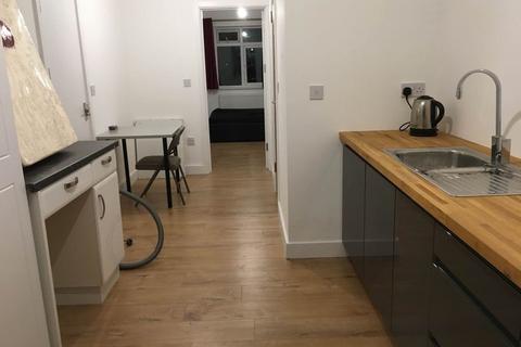 Studio to rent, Carlyon Road, Wembley HA0