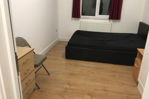 Studio to rent, Carlyon Road, Wembley HA0