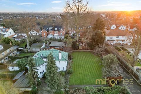 5 bedroom detached house for sale, Quakers Walk, London