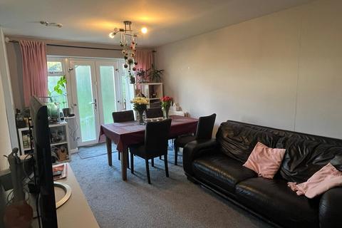 2 bedroom ground floor flat for sale, Stoneleigh Road, Clayhall IG5