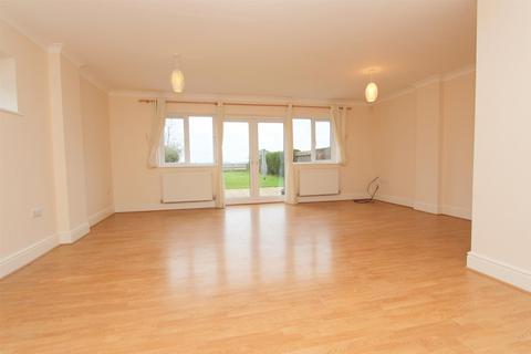 4 bedroom house to rent, Derwent Road, Linslade