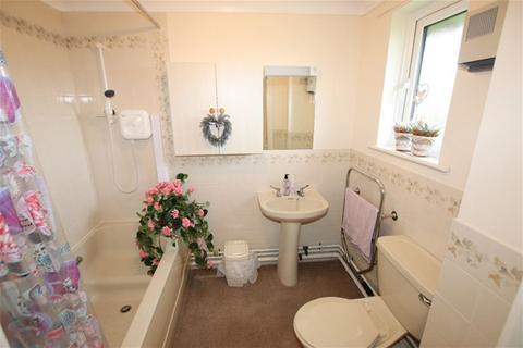 2 bedroom house for sale, Hall Crescent, Holland on Sea