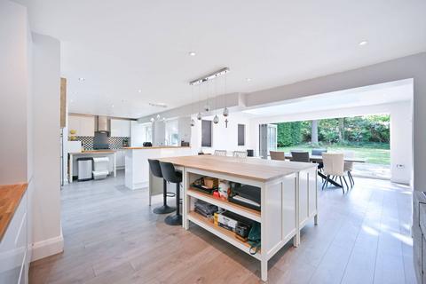 10 Northcliffe Close, Worcester Park, KT4 7DS