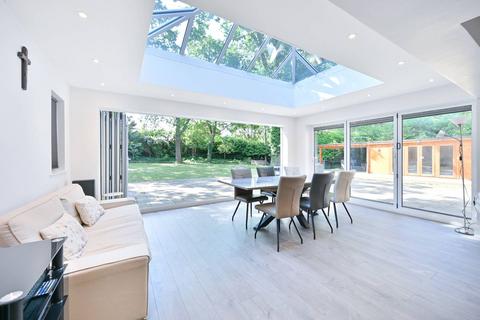 10 Northcliffe Close, Worcester Park, KT4 7DS