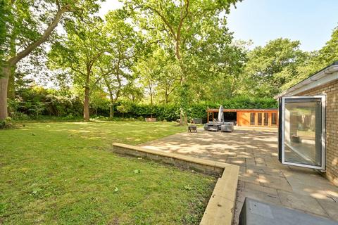 10 Northcliffe Close, Worcester Park, KT4 7DS