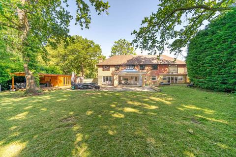 10 Northcliffe Close, Worcester Park, KT4 7DS