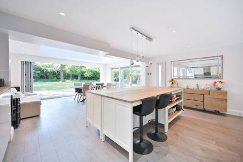 10 Northcliffe Close, Worcester Park, KT4 7DS