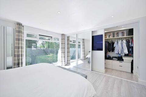 10 Northcliffe Close, Worcester Park, KT4 7DS