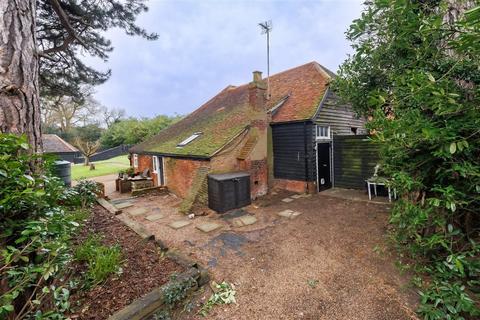 2 bedroom barn conversion to rent, Houblons Hill, Coopersale Street, Epping