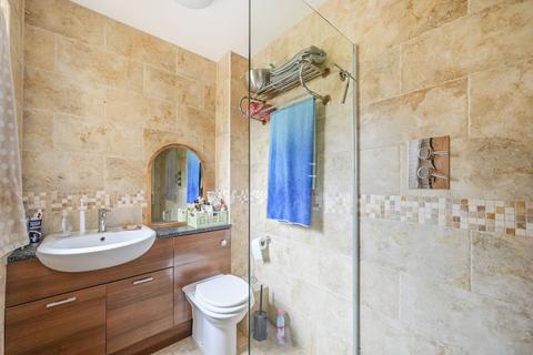 23 Waveney Close, London, E1W 2JL