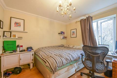 23 Waveney Close, London, E1W 2JL