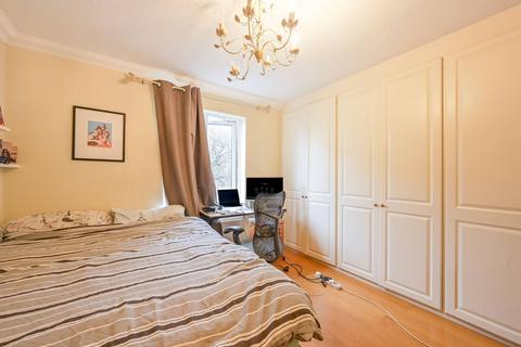 23 Waveney Close, London, E1W 2JL