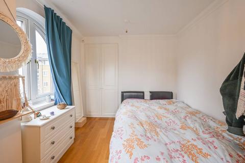 23 Waveney Close, London, E1W 2JL