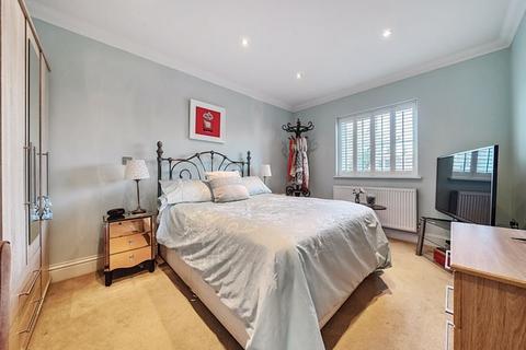 8 Burnt Oak Lane, Sidcup, DA15 9DB
